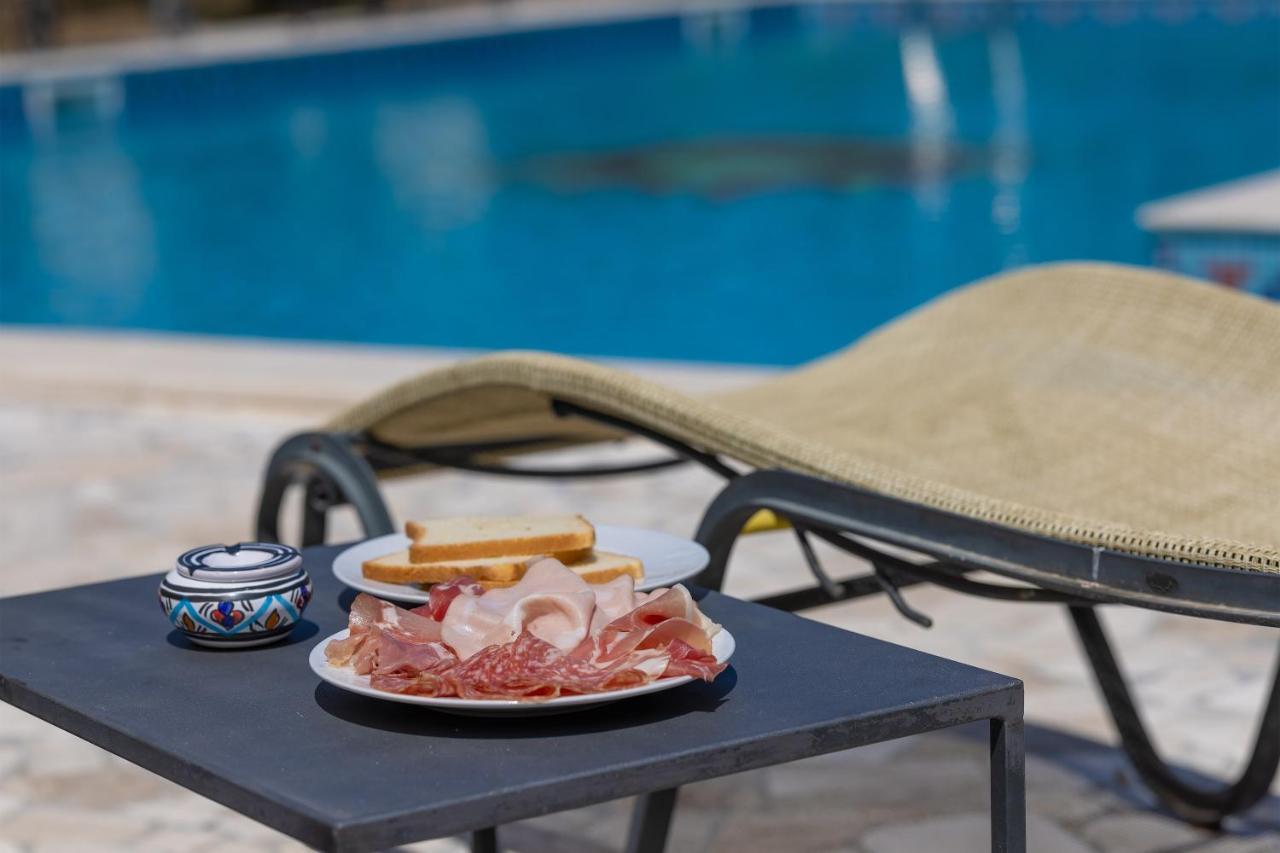 Casa Ulmi Con Piscina Bed and Breakfast Uggiano La Chiesa Eksteriør billede