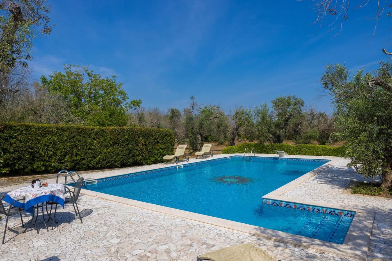 Casa Ulmi Con Piscina Bed and Breakfast Uggiano La Chiesa Eksteriør billede
