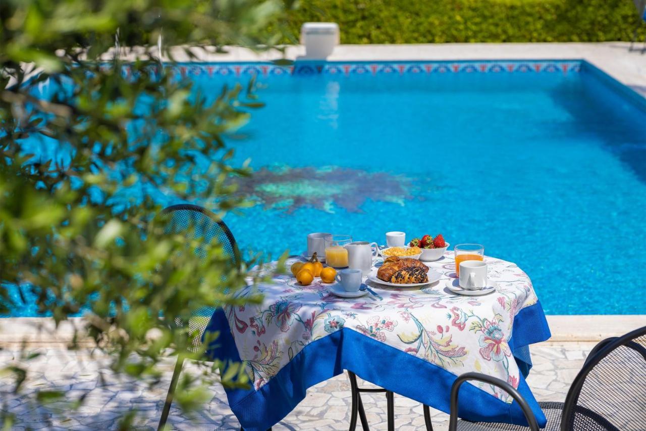 Casa Ulmi Con Piscina Bed and Breakfast Uggiano La Chiesa Eksteriør billede