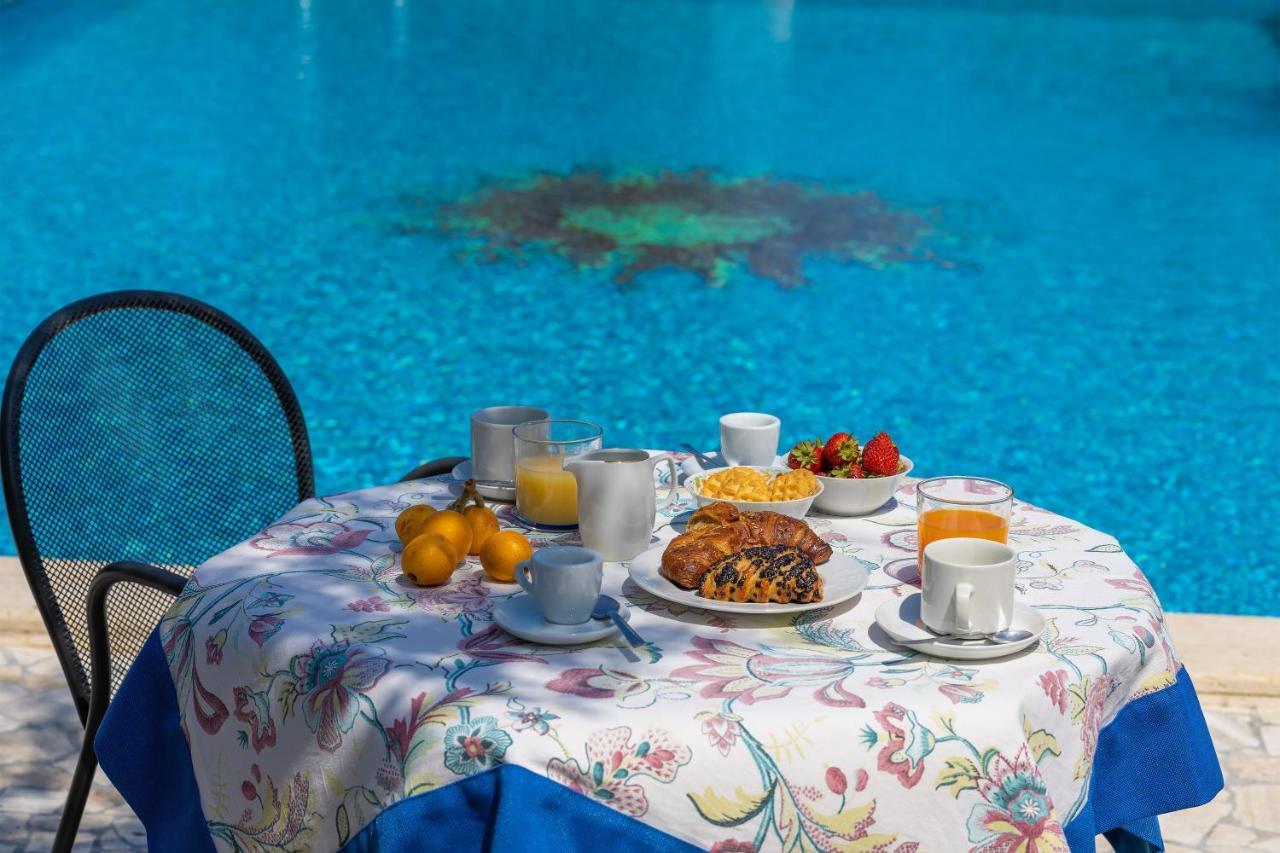 Casa Ulmi Con Piscina Bed and Breakfast Uggiano La Chiesa Eksteriør billede